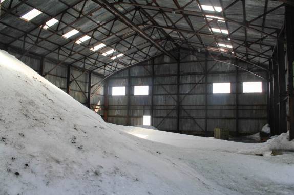 A neve tomou conta do antigo hangar de Deception Island, na Antártida